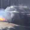 Foto Tesla Miliknya terbakar, Chevrolet Tawarkan Bolt Pada Selebriti Ini. Apakah Setara? 
